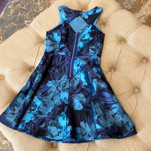 Zunie Girls Blue Floral designed “A” line dress, zippered back w/diamond cut out - Picture 2 of 4
